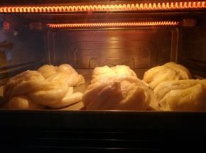 放入烤箱中下层上下管180度烘烤20分钟普通烤箱请提前预热180度，中层或者中下层烘烤25分钟左右。