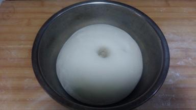 面团发酵至原体积2~2.5倍大即可。用手在面团表面戳个洞，洞口不回缩表示发酵完成。如立即恢复原状，则继续发酵。