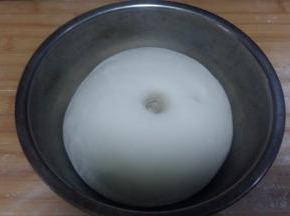 面团发酵至原体积2~2.5倍大即可。用手在面团表面戳个洞，洞口不回缩表示发酵完成。如立即恢复原状，则继续发酵。