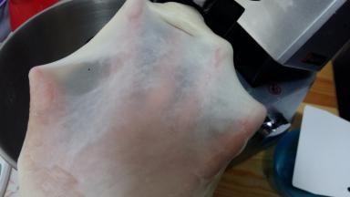 除黄油外的所有材料放入厨师机中（酵母不要跟糖和盐接触），揉到面团光滑，加入黄油，继续揉至扩展阶段（面团能抻出透明的薄膜，洞口呈锯齿状。做小面包不用揉到完全阶段）