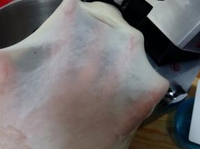 除黄油外的所有材料放入厨师机中（酵母不要跟糖和盐接触），揉到面团光滑，加入黄油，继续揉至扩展阶段（面团能抻出透明的薄膜，洞口呈锯齿状。做小面包不用揉到完全阶段）