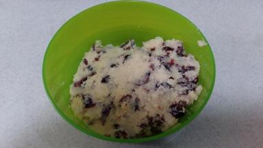 先准备馅料：黄油软化，能用手在黄油上按出坑就行。不要融化成液体。把黄油、牛奶、白糖、蔓越莓、椰蓉和柠檬汁放碗中，搅拌均匀。放入冰箱冷藏备用。蔓越莓如果太大，可以切一下。