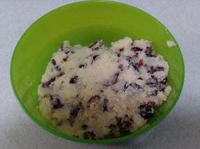 先准备馅料：黄油软化，能用手在黄油上按出坑就行。不要融化成液体。把黄油、牛奶、白糖、蔓越莓、椰蓉和柠檬汁放碗中，搅拌均匀。放入冰箱冷藏备用。蔓越莓如果太大，可以切一下。