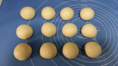 发酵好的面团，分割12等份。分别滚圆，盖保鲜膜松驰10~15分钟。