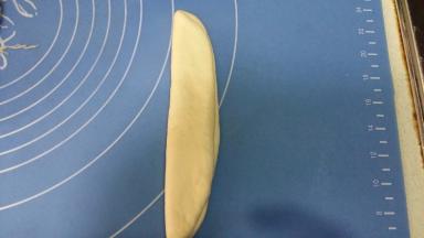 左边面皮向右边对折，擀长。