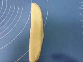 左边面皮向右边对折，擀长。