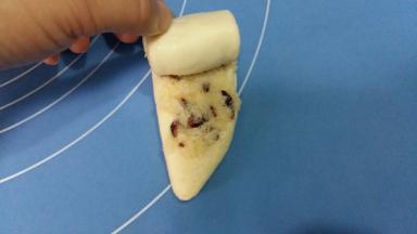 由上至下卷起。