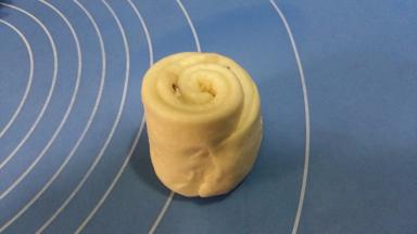 面团卷好后，捏紧收口。防止后期发酵裂开。