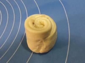 面团卷好后，捏紧收口。防止后期发酵裂开。