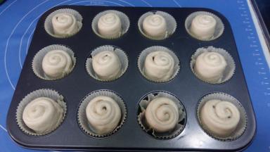 放入模具中。（我用的蛋糕12连模，垫了纸托。感觉不是很好，烤完后纸托会沾在面包上。如果是非不沾的模具，可以在模具内刷黄油，这样好脱模，比纸托效果好。不沾模具可省略这步，直接放入就行）