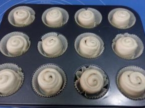 放入模具中。（我用的蛋糕12连模，垫了纸托。感觉不是很好，烤完后纸托会沾在面包上。如果是非不沾的模具，可以在模具内刷黄油，这样好脱模，比纸托效果好。不沾模具可省略这步，直接放入就行）