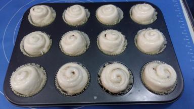 盖上促鲜膜，发酵至两倍大，表面刷牛奶。烤箱180预热，中下层，烤25分钟。(温度和时间仅供参考，根据自家烤箱灵活掌握）