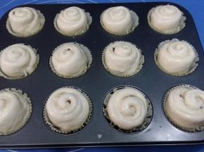 盖上促鲜膜，发酵至两倍大，表面刷牛奶。烤箱180预热，中下层，烤25分钟。(温度和时间仅供参考，根据自家烤箱灵活掌握）