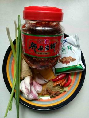 准备好食材:郫县豆瓣酱1茶匙半，五香粉1茶匙，花椒20粒左右，葱2根，红辣椒4个，八角1个，香叶3片，桂皮1块，姜1块
