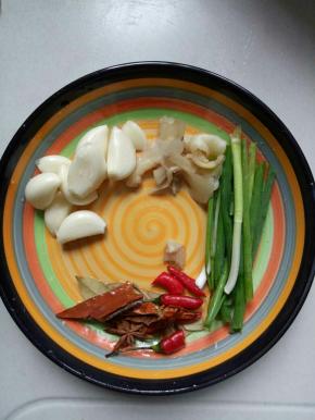 蒜，姜切片，葱，辣椒切段备用