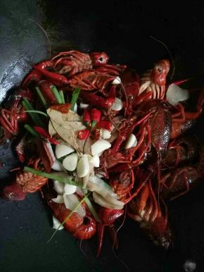 加入所有的配料翻炒至龙虾变红