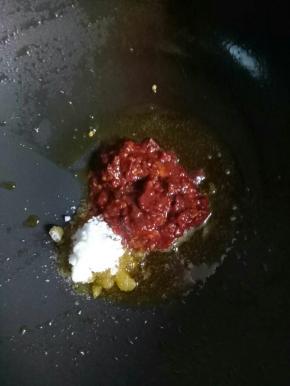 锅里留底油，加入1茶匙半的郫县豆瓣酱，2茶匙糖翻炒均匀