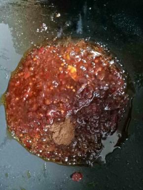 加入五香粉1茶匙，米酒1袋（或者啤酒1罐）炒匀