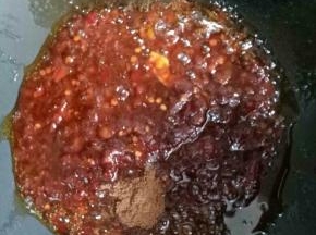 加入五香粉1茶匙，米酒1袋（或者啤酒1罐）炒匀