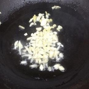 炒锅里倒入适量的油烧热，将蒜姜加入炒出蒜香味