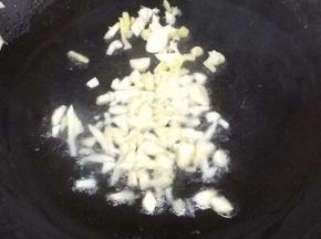 炒锅里倒入适量的油烧热，将蒜姜加入炒出蒜香味