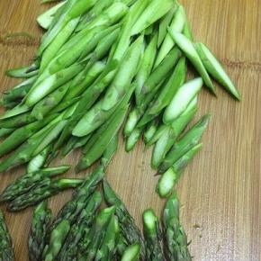 将芦笋洗净，然后切成滚刀块