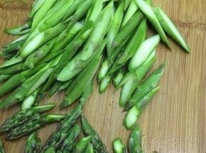 将芦笋洗净，然后切成滚刀块