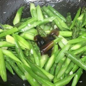 在把焯好的芦笋倒入翻炒片刻，最后加入耗油炒均匀即可，关火出锅