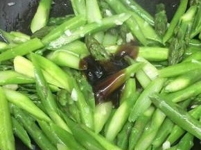 在把焯好的芦笋倒入翻炒片刻，最后加入耗油炒均匀即可，关火出锅