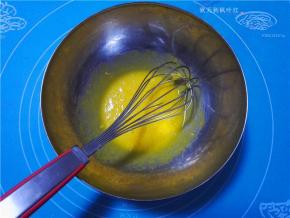 将蛋清与蛋黄分离，蛋黄加10克糖搅匀。