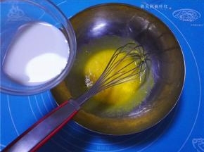 加入牛奶和融化的黄油，搅拌均匀。