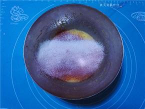 低粉与红曲粉混合后过筛，加入到蛋液中；