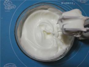 分次加入30克糖，打至湿性发泡，拉起打蛋头表面有小弯钩。