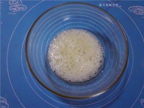 蛋清搅打至起粗泡，加入2滴柠檬汁；
