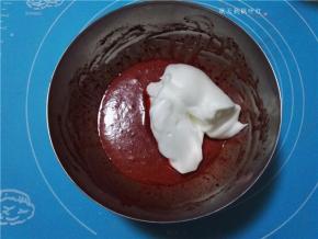 先取1/3蛋白糊加入到蛋黄糊中拌匀；