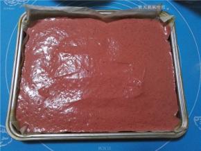 将面糊倒入铺有油纸的烤盘中，刮平表面。烤箱190度预热，烘烤15分钟。