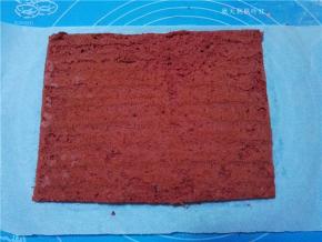 蛋糕烤熟后，不烫手后倒扣脱模。