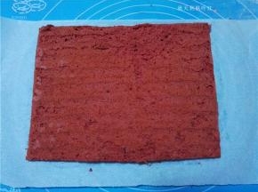 蛋糕烤熟后，不烫手后倒扣脱模。