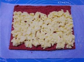 抹上奶黄馅（提前所作的有些粘稠了），留出底边。