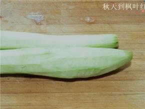 好长的一根丝瓜，掰成两半，去皮。