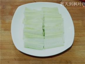 然后将丝瓜片码放在盘中。