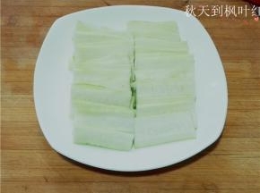 然后将丝瓜片码放在盘中。