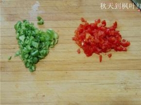 青红椒切成碎备用。