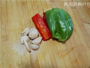准备青红椒和大蒜；