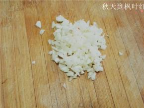 大蒜切成碎备用。