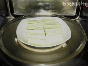 将丝瓜盘放入微波炉中高火1-2分钟。