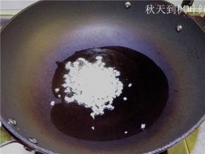 锅中放入适量油，将大蒜碎放入爆香。