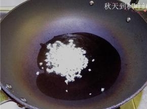 锅中放入适量油，将大蒜碎放入爆香。