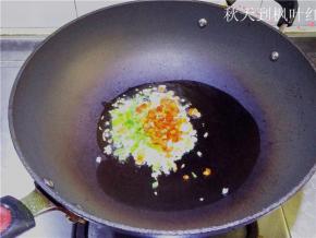 再放入青红椒碎。