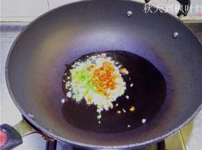 再放入青红椒碎。